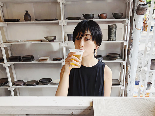 益子陶器市　ビールを飲む高山都