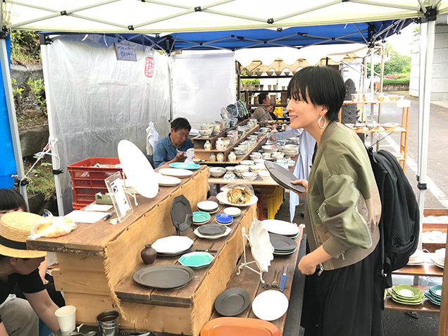 益子陶器市を訪れた高山都