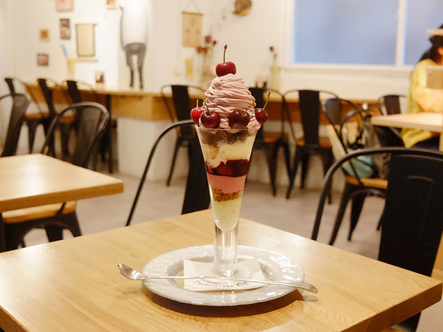 夜パフェ専門店　Parfaiteria beL　「チェリーとピスタチオ」のパフェ