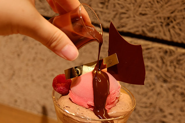 パティスリー＆カフェデリーモ 東京ミッドタウン日比谷店　ラズベリーピスターシュ　56％ショコラのソース