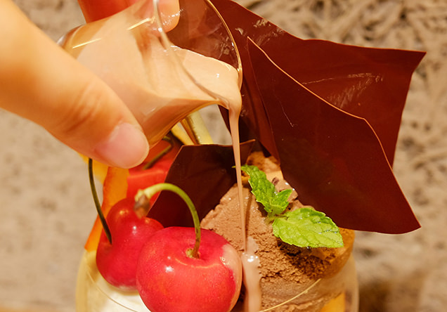 パティスリー＆カフェデリーモ 東京ミッドタウン日比谷店　メランジュフリュイ HIBIYA チェリーメロン　ブロンドチョコレートのソース