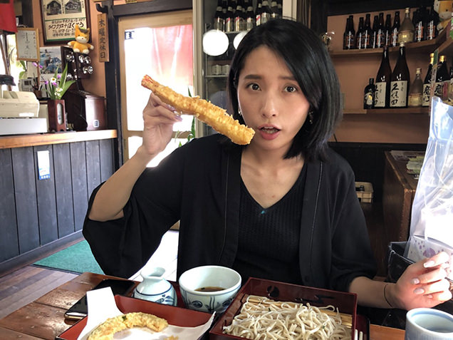 天丸のランチを食べるライター