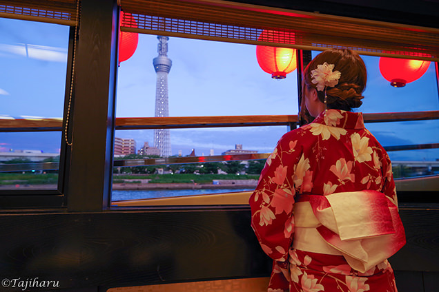 スカイツリーを眺めるライター