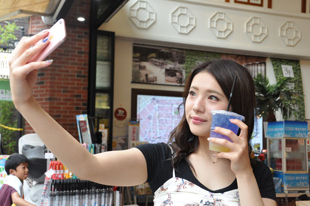 バタフライピ―と写真を撮るますぶちさちよさん