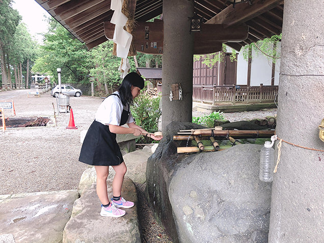 日枝神社にお参りする長女
