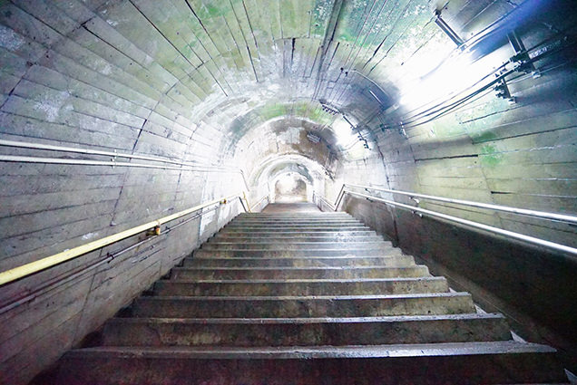 下から見た筒石駅の階段