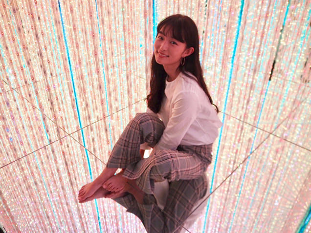 「The Infinite Crystal Universe」を体験する阿部朱梨