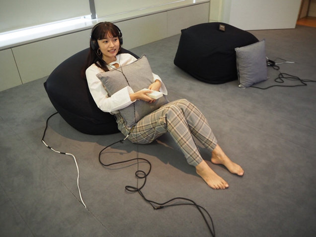「Haptic TV」を体験する阿部朱梨