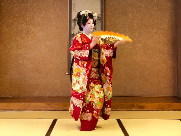 あきた舞妓による演舞