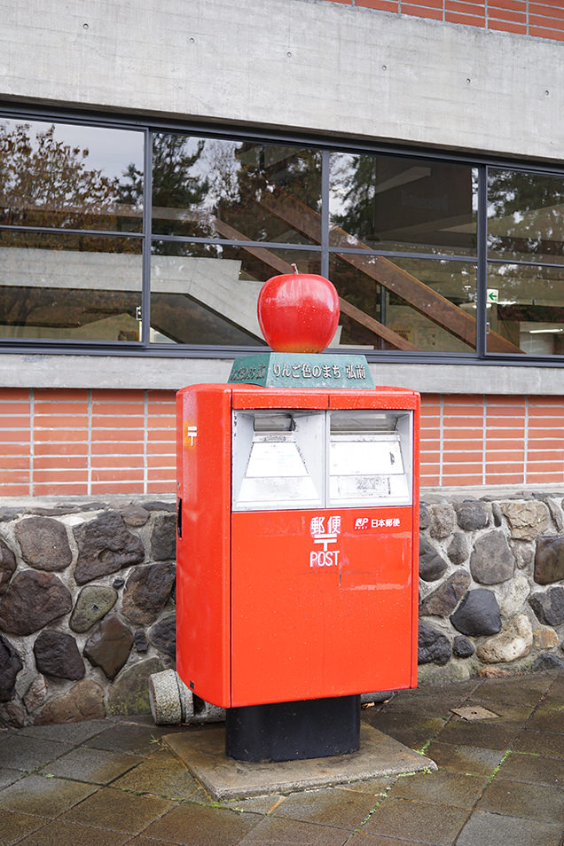 りんごのオブジェがのったポスト