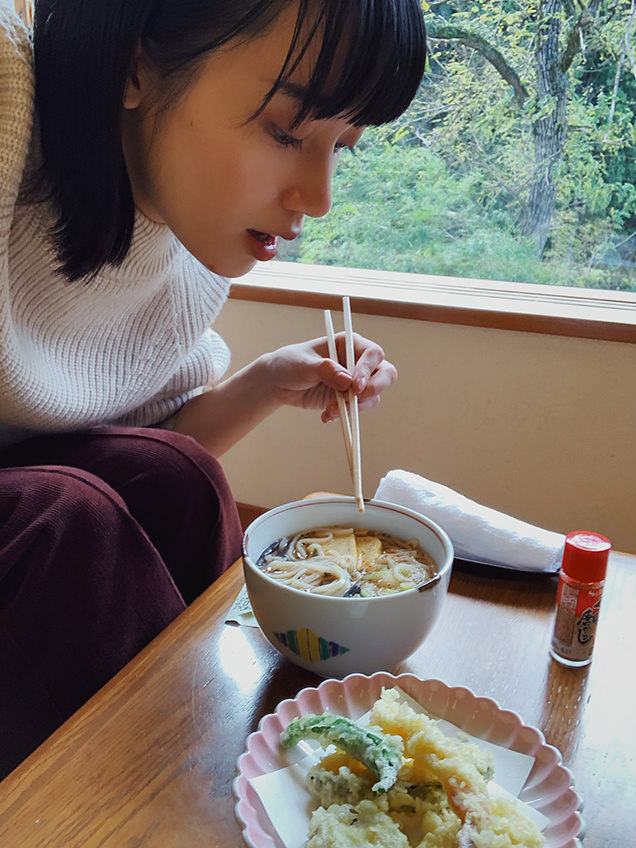 地元食材を使った天ぷらと、嵐渓荘の源泉を使ったうどん