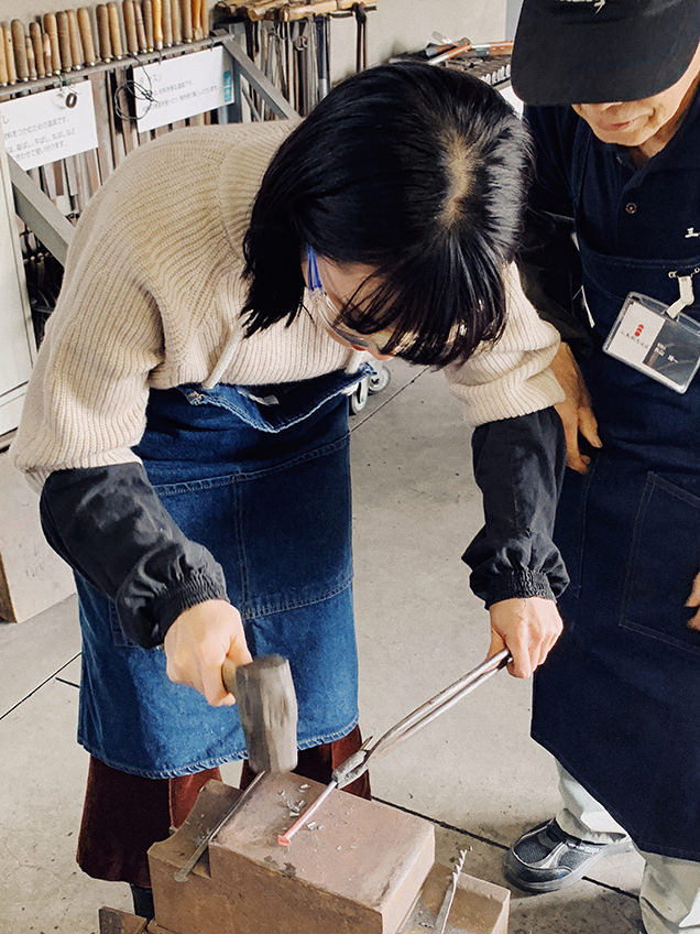 鍛冶体験中の甲斐まりか