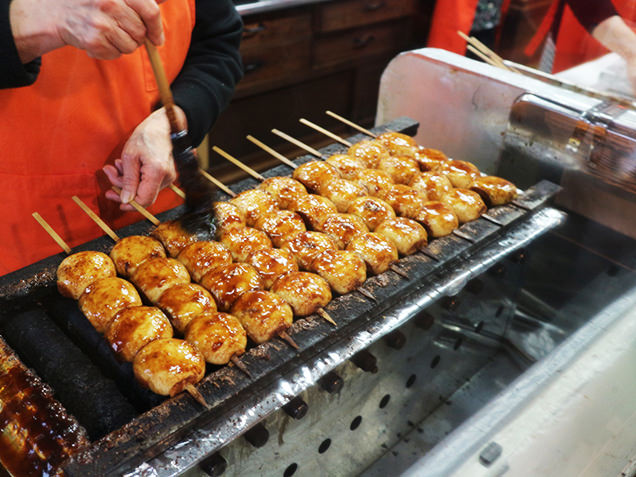 焼きまんじゅうを焼いているところ