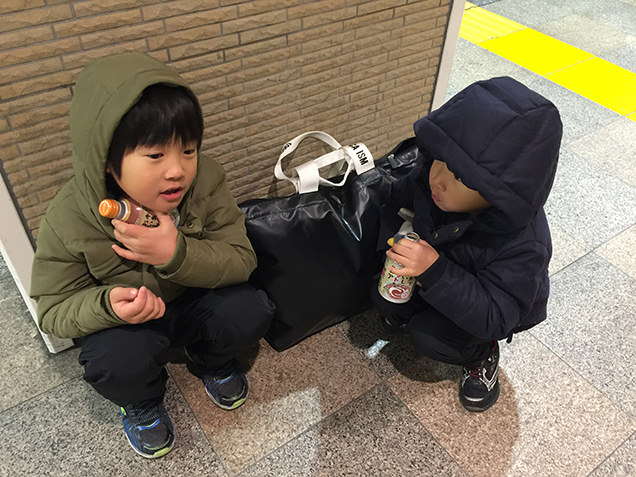 駅でココアを飲む子どもたち