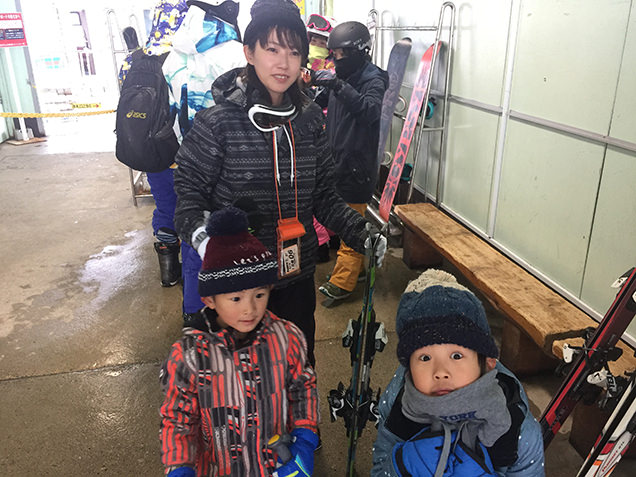 ゲレンデへ向かう筆者家族。イキっている長男（右）。