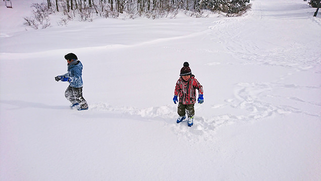 雪で遊ぶ子どもたち
