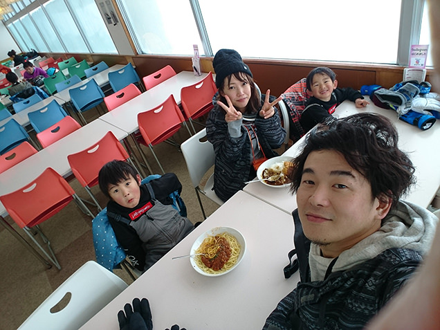 お昼を食べる筆者家族