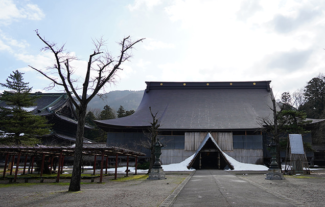 瑞泉寺本堂と太子堂(左）
