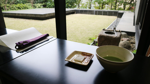 写経の前の抹茶