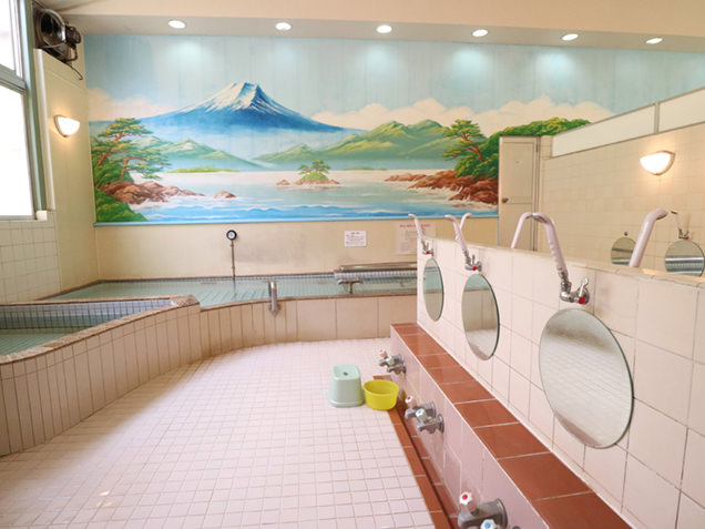 真っ青な富士山が描かれた男湯