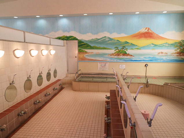 真っ赤な富士山が描かれた女湯