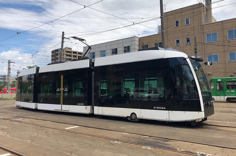 新型低床車両ポラリス