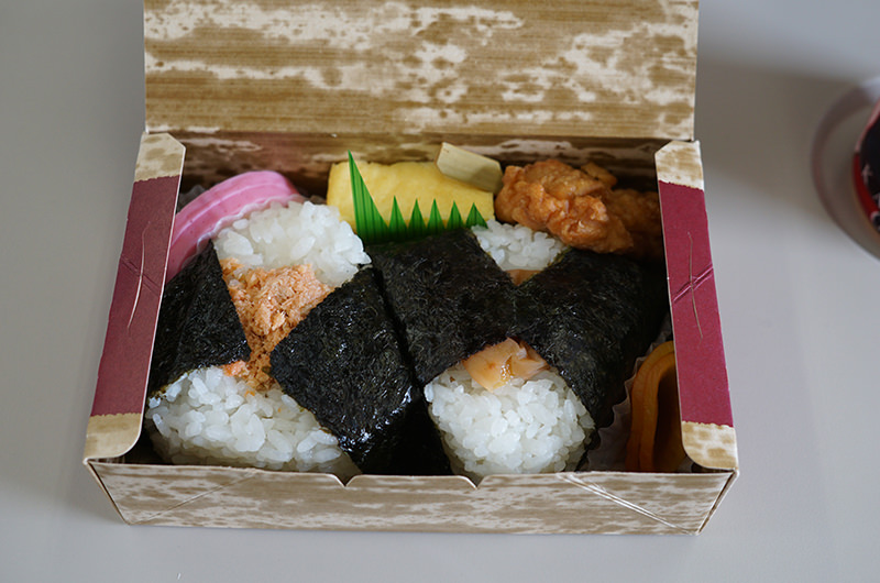 朝のおむすび弁当