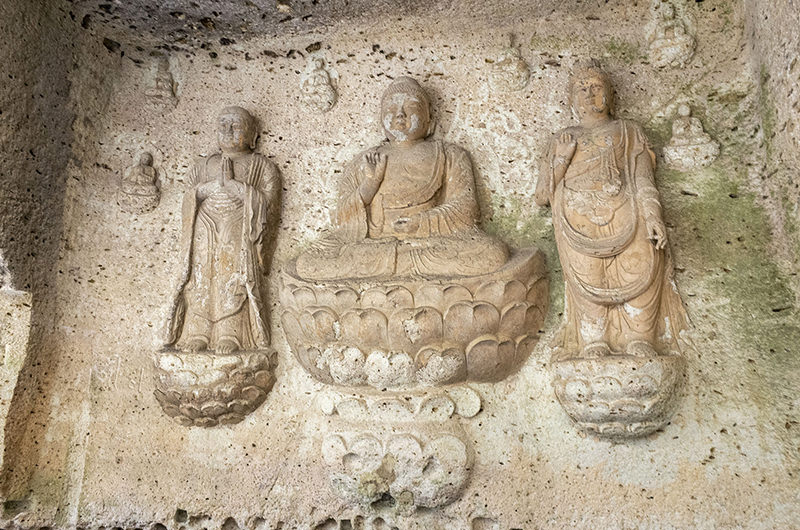 石壁に彫られた仏様