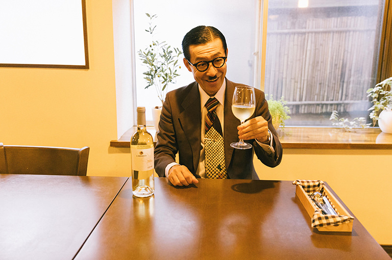 ワインを持つ岩井ジョニ男