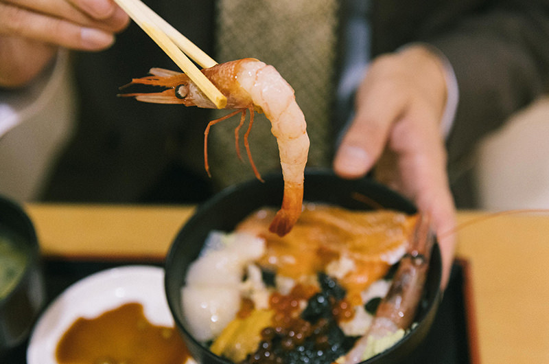 五色丼のエビ
