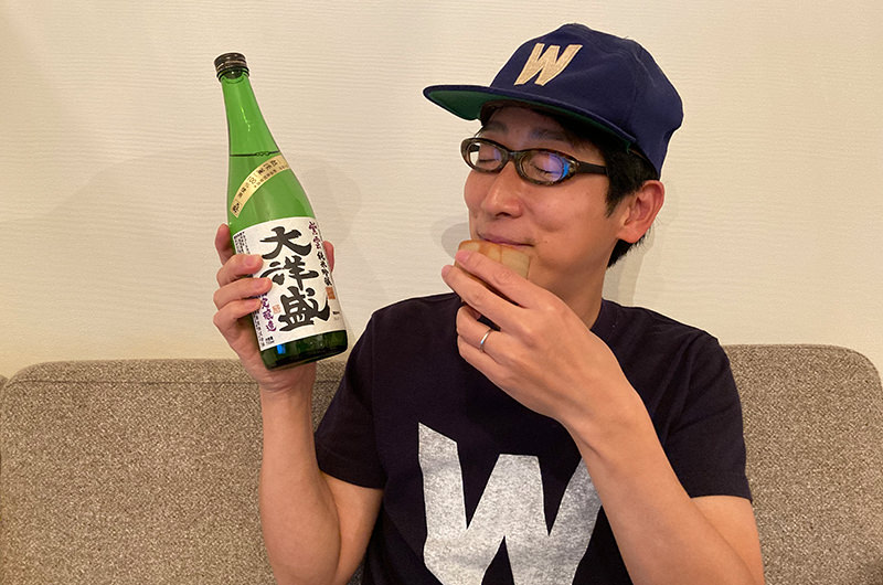自宅で大洋盛を飲む筆者