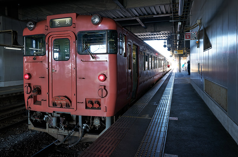 氷見線 高岡駅
