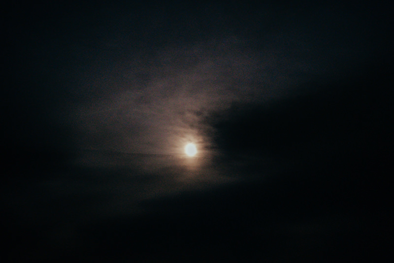 雲がかかった夜空