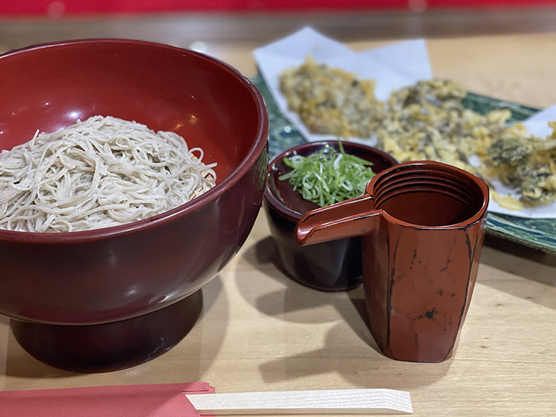 発芽そば　山菜の天ぷら