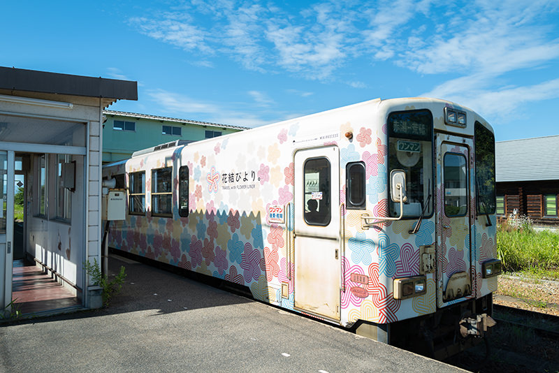 赤湯駅に停車するフラワー長井線の車両