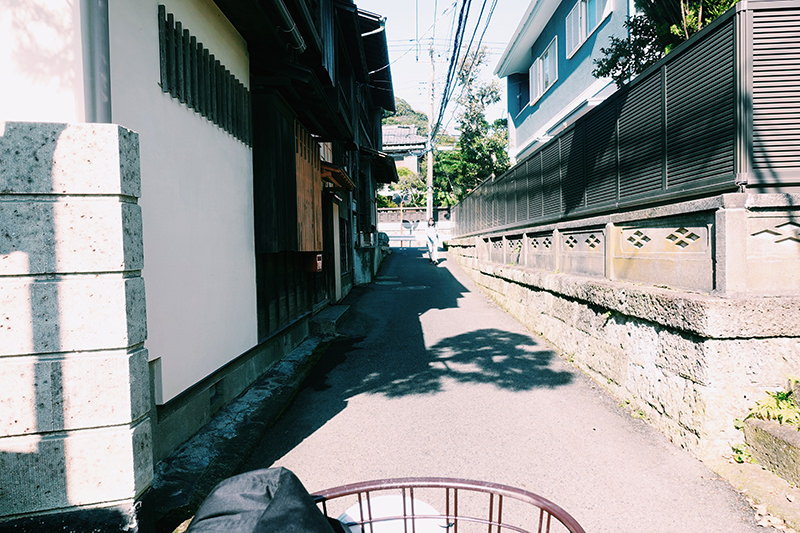 成就院近くの小路