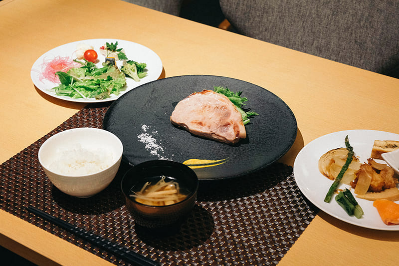 ハーフビュッフェスタイルの夕食