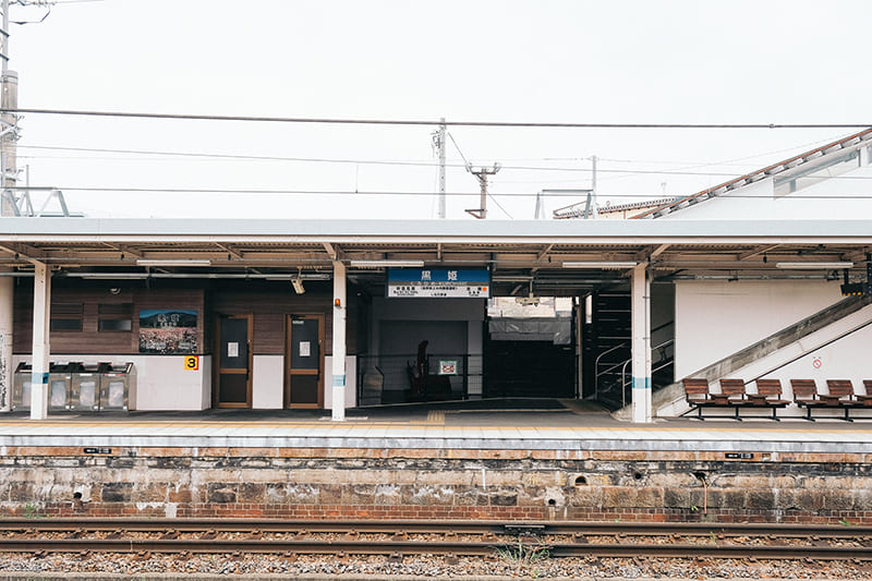 黒姫駅のレンガ積みのホーム
