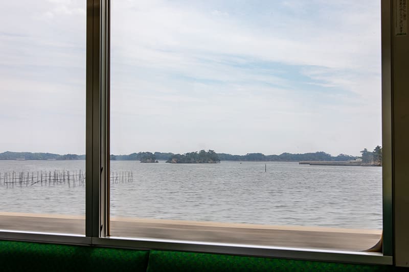 車窓　松島を望む海沿い