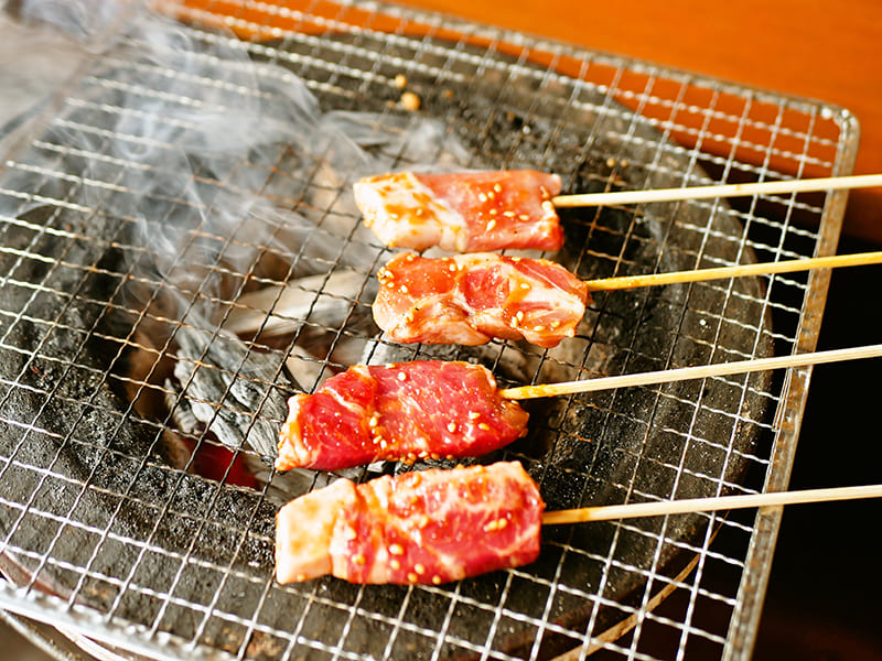 炭火で網焼き