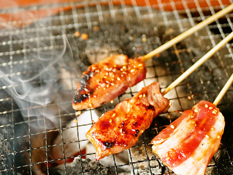 炭火で網焼き
