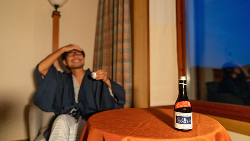 お酒を飲む筆者