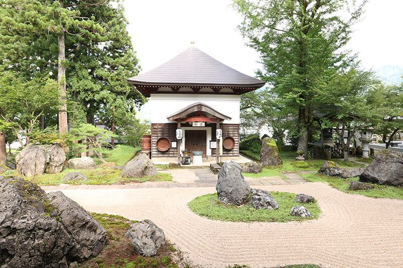 関興寺　境内