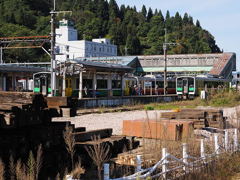 裏手にある土手から見た小出駅