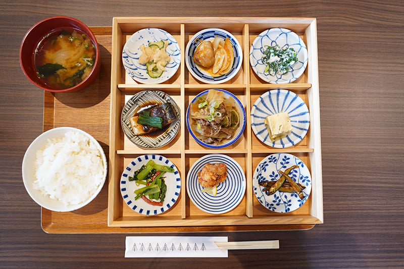 なみ木食堂ツバメ　「びわ」膳