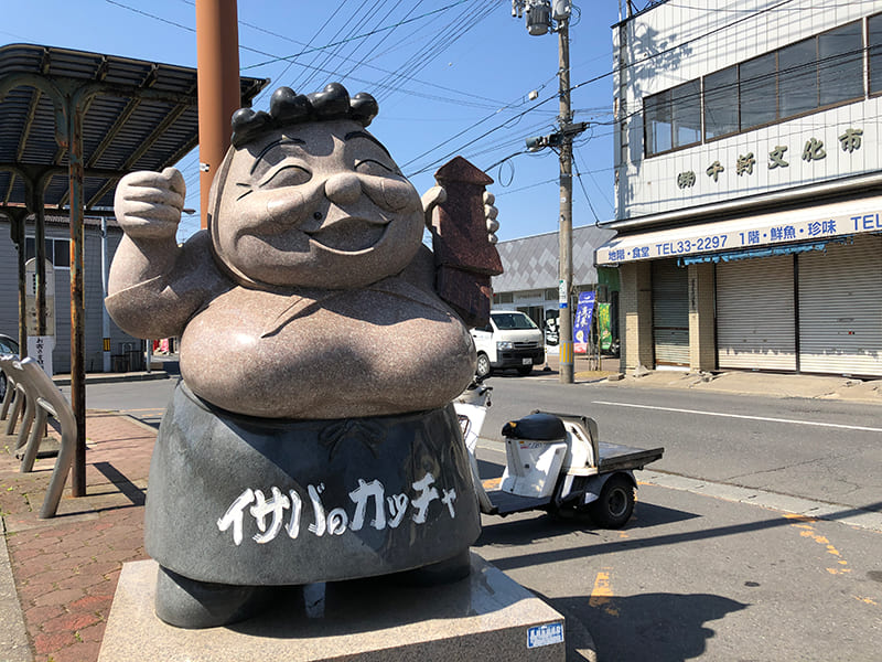 イサバのカッチャ像