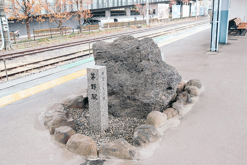 茅野駅ホーム　黒曜石