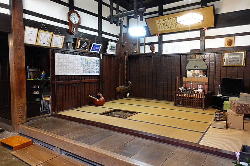 横町うらら館