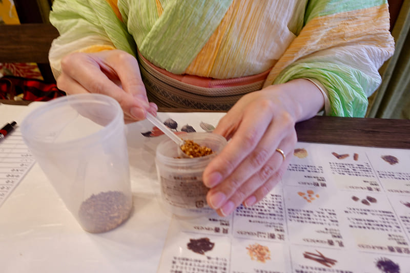 調合中の筆者