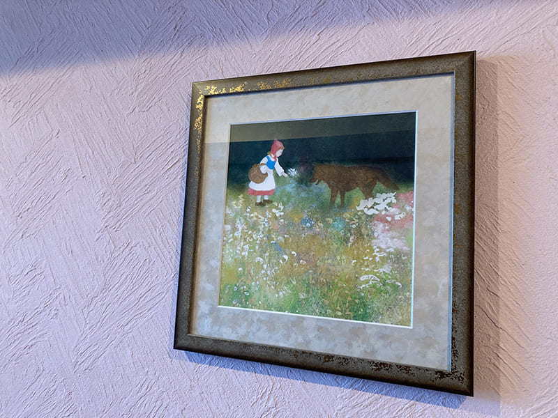 客室に掛かる絵画